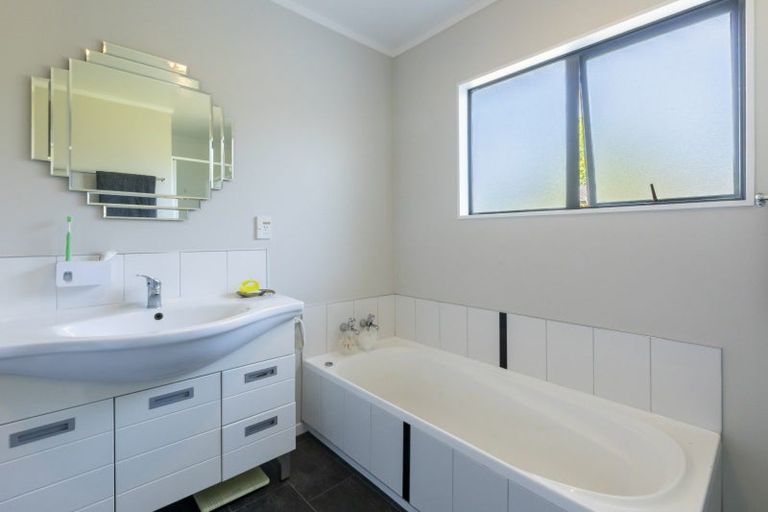 Photo of property in 37 Domain Road, Waipawa, 4210