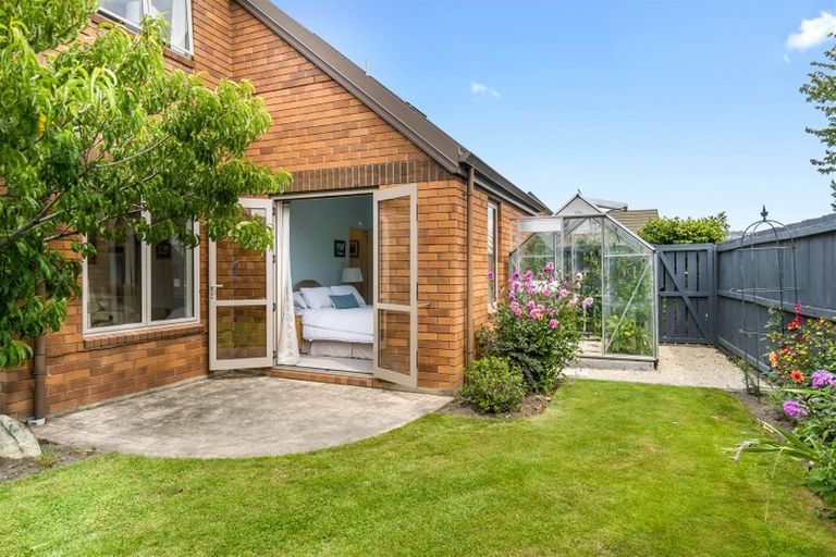 Photo of property in 33 Acorn Close, Waltham, Christchurch, 8023