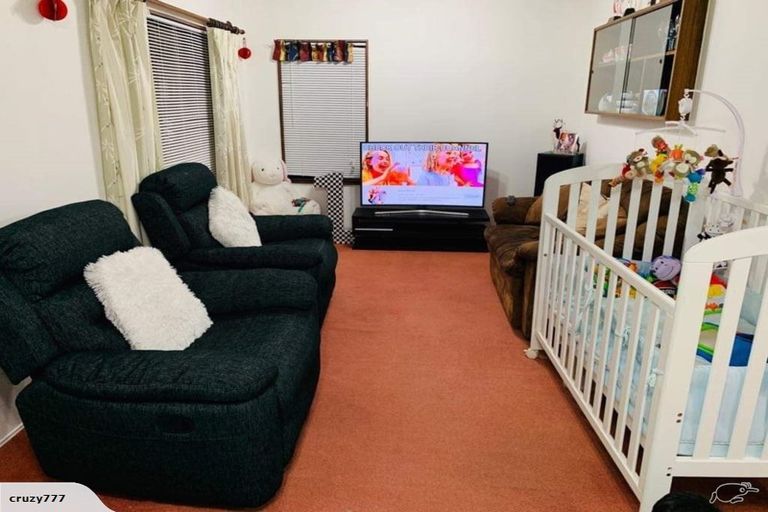 Photo of property in 1/589 Glenfield Road, Totara Vale, Auckland, 0629