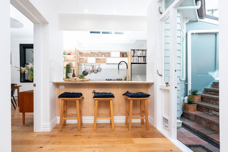 Photo of property in 16 Hawker Street, Mount Victoria, Wellington, 6011