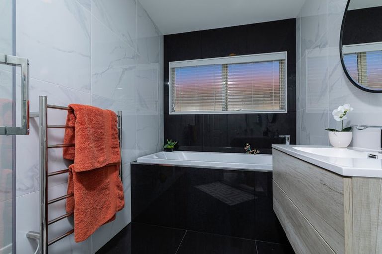 Photo of property in 27 Summerland Drive, Henderson, Auckland, 0612