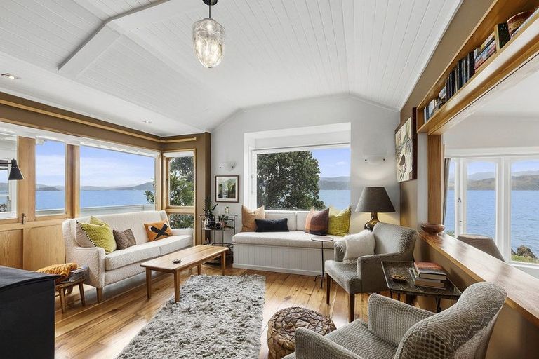Photo of property in 385 Karaka Bay Road, Karaka Bays, Wellington, 6022