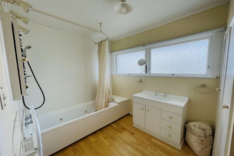 Photo of property in 21 Marlborough Avenue, Glenfield, Auckland, 0629