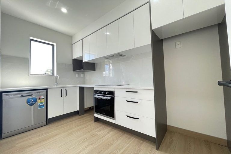 Photo of property in 4/13 Blockhouse Bay Road, Avondale, Auckland, 1026