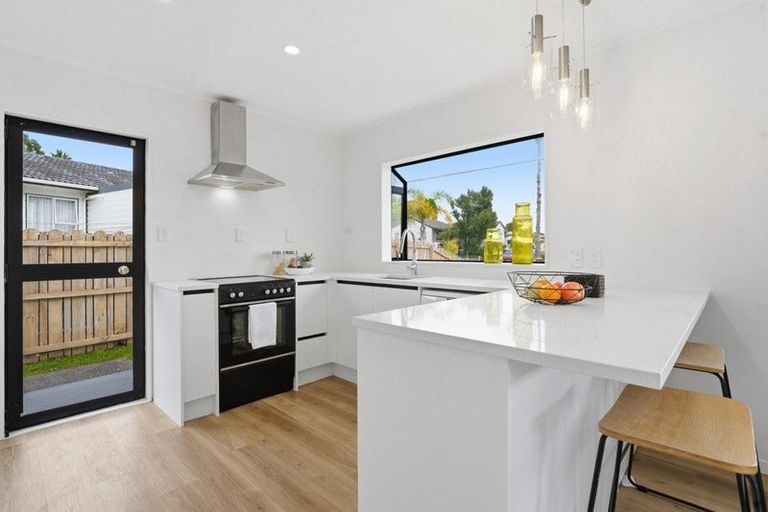 Photo of property in 2/68 Meadowood Drive, Unsworth Heights, Auckland, 0632