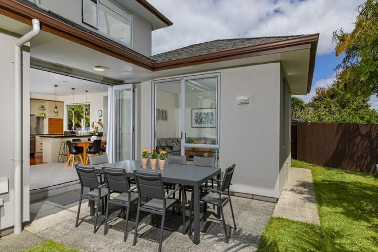 Photo of property in 23 George Deane Place, Greenhithe, Auckland, 0632