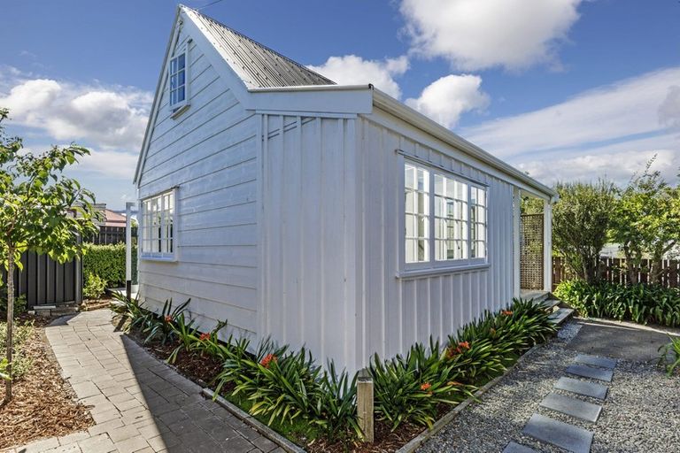 Photo of property in 5a Roslyn Terrace, Stanley Point, Auckland, 0624