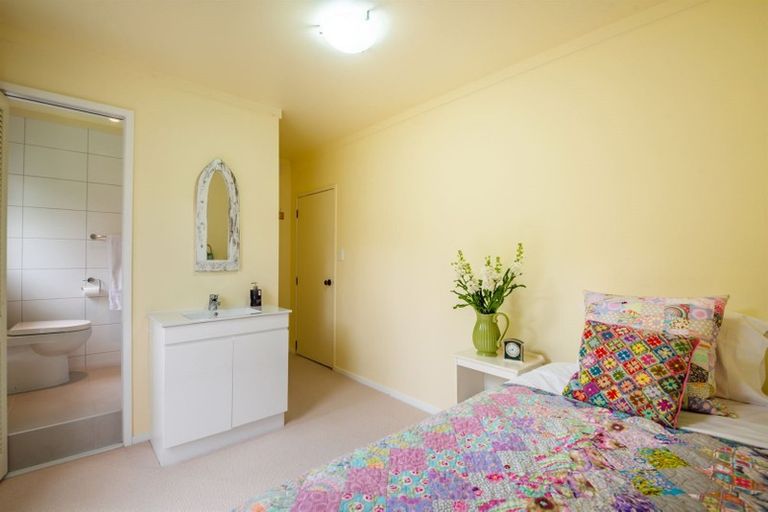 Photo of property in 3 Portsea Place, Chatswood, Auckland, 0626