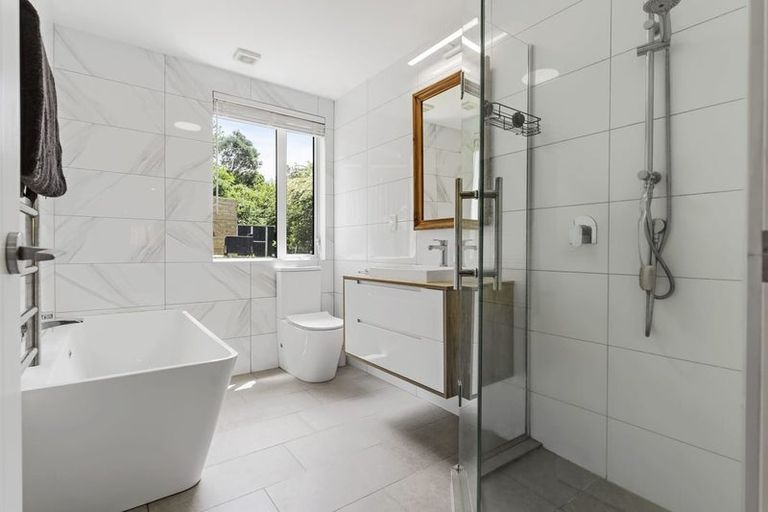 Photo of property in 9a Mirage Place, Beach Haven, Auckland, 0626