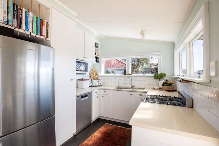Photo of property in 17 Kowhai Street, Strandon, New Plymouth, 4312