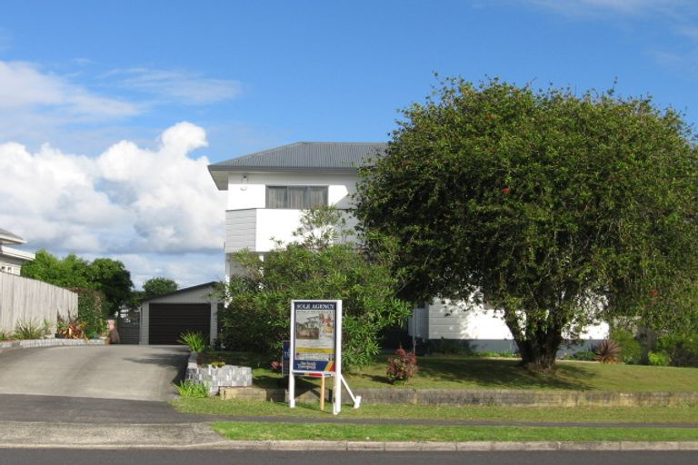 Photo of property in 12 Gloria Avenue, Te Atatu Peninsula, Auckland, 0610
