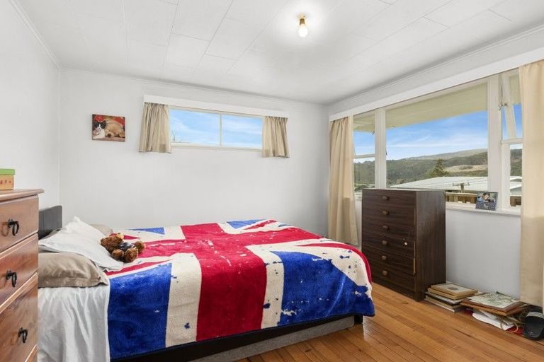 Photo of property in 20 Manor Drive, Stokes Valley, Lower Hutt, 5019