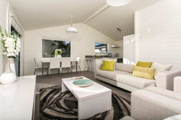 Photo of property in 4 Fairdale Place, Birkdale, Auckland, 0626