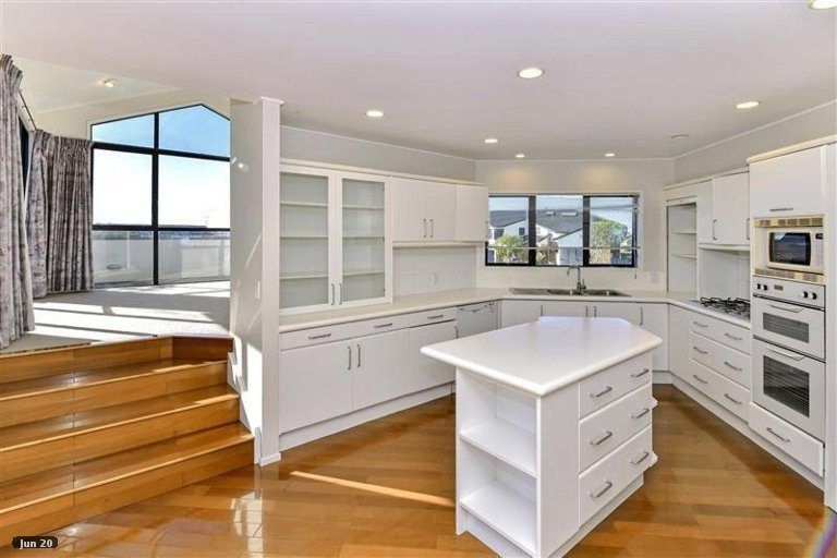 Photo of property in 20 Gillard Place, Eastern Beach, Auckland, 2012