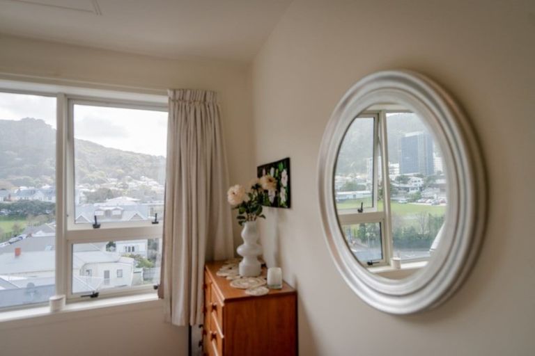 Photo of property in Stadium Garden Flats, 402/107 Thorndon Quay, Pipitea, Wellington, 6011