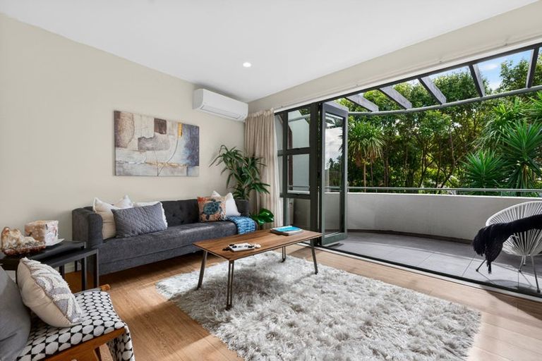 Photo of property in 5/1 Hillcrest Avenue, Hillcrest, Auckland, 0627