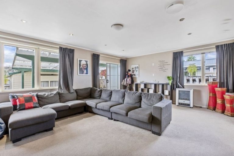 Photo of property in 1/69 Awaroa Road, Helensville, 0800