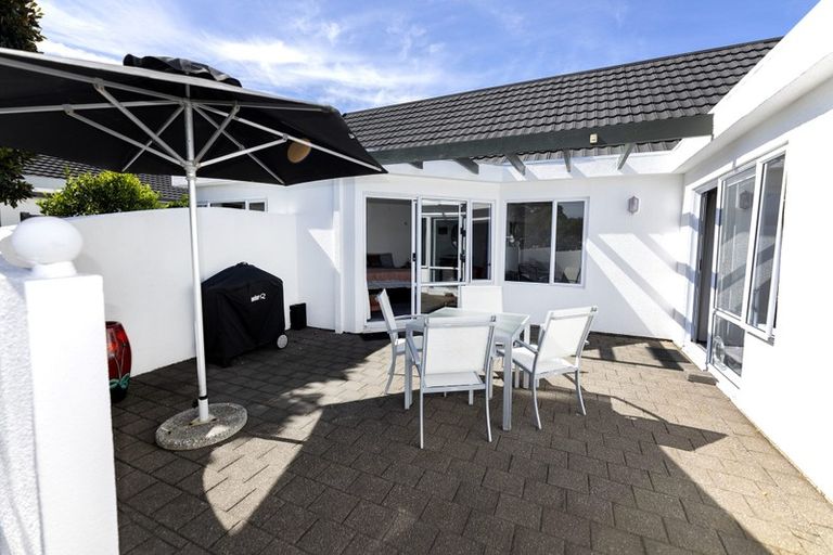 Photo of property in 1 Larsen Place, Merrilands, New Plymouth, 4312