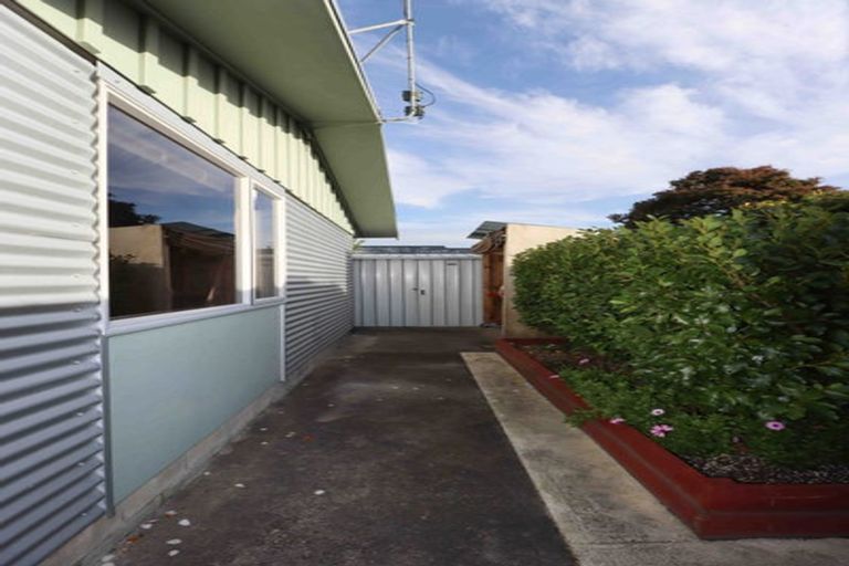 Photo of property in 2 Meadowvale Drive, Levin, 5510