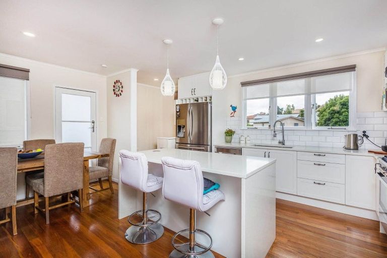 Photo of property in 21 Ribblesdale Road, Henderson, Auckland, 0612