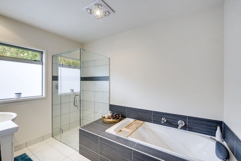 Photo of property in 72 Orotu Drive, Poraiti, Napier, 4112