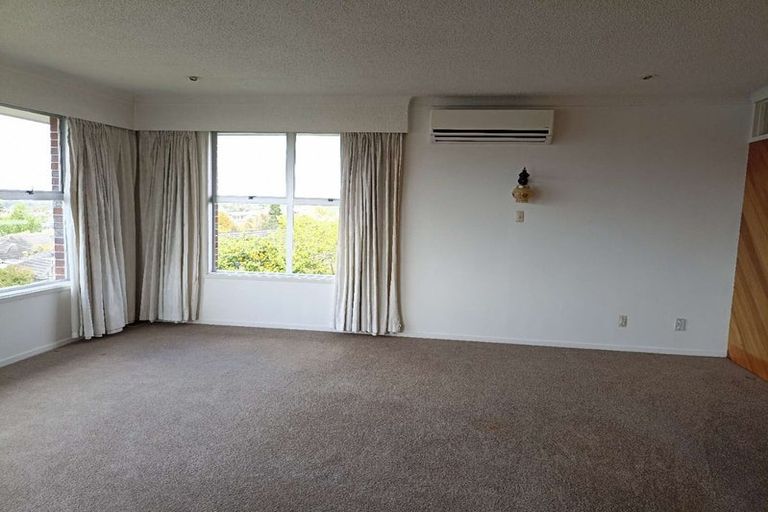 Photo of property in 2 Wakeling Avenue, Te Atatu South, Auckland, 0610