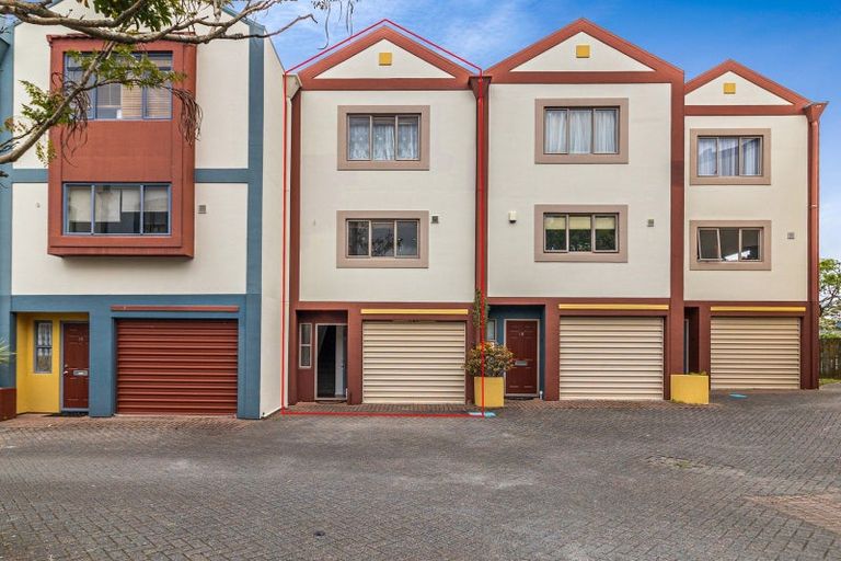 Photo of property in Lakeview Terrace, 17/14 Ambrico Place, New Lynn, Auckland, 0600