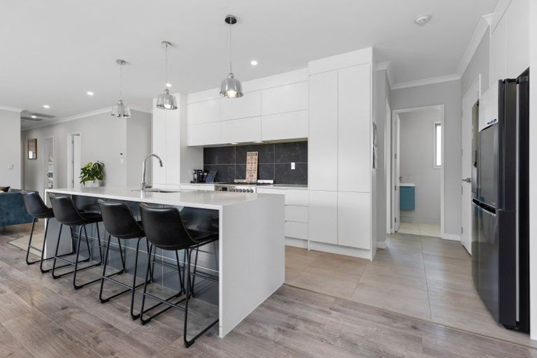 Photo of property in 16 Walter Ruddock Avenue, Kumeu, 0810