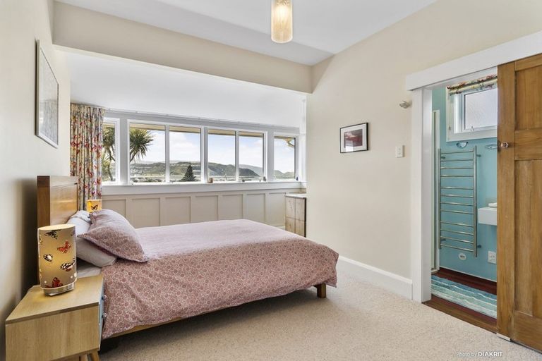 Photo of property in 124 Queens Drive, Lyall Bay, Wellington, 6022