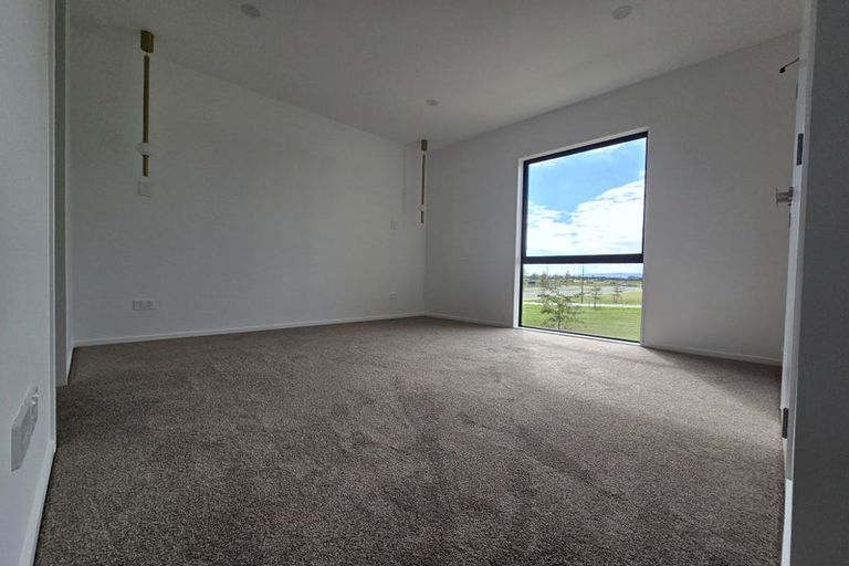 Photo of property in 19 Karaka Village Parade, Karaka, 2580