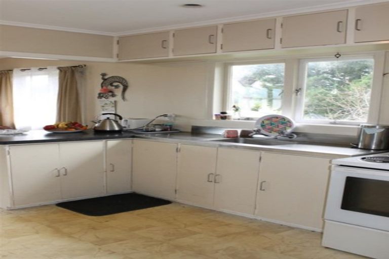 Photo of property in 16 Whaka Street, Maungaturoto, 0520