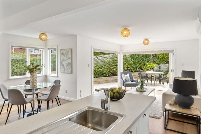 Photo of property in 32 Hanlon Crescent, Narrow Neck, Auckland, 0624