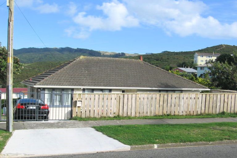 Photo of property in 28 Taupiri Crescent, Titahi Bay, Porirua, 5022