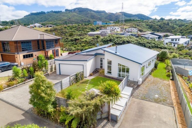 Photo of property in 16 James Nairn Grove, Riverstone Terraces, Upper Hutt, 5018