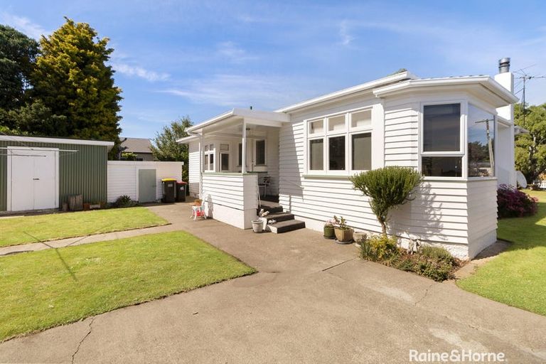 Photo of property in 19 Oxford Street, Martinborough, 5711