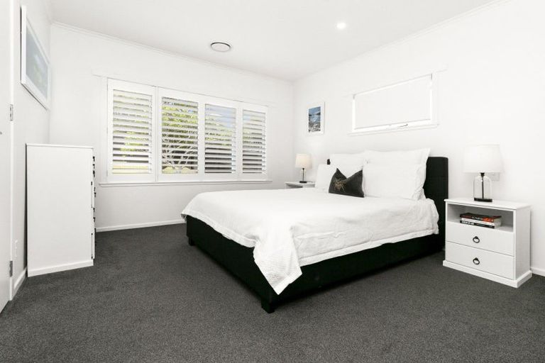 Photo of property in 1/232 East Coast Road, Forrest Hill, Auckland, 0620