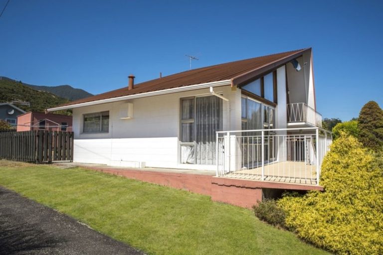 Photo of property in 244 Waikawa Road, Waikawa, Picton, 7220