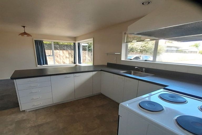 Photo of property in 2/86 Aorangi Road, Bryndwr, Christchurch, 8053