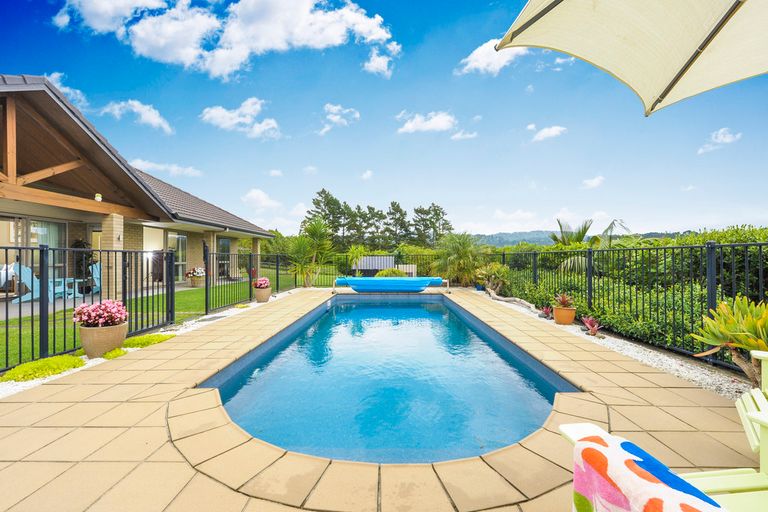 Photo of property in 580 West Coast Road, Oratia, Auckland, 0604