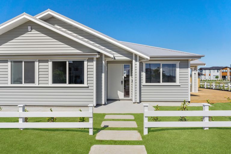 Photo of property in 1 Koiora Road, Clarks Beach, 2122