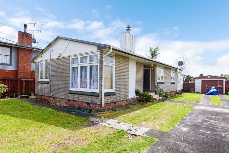 Photo of property in 19 Yeovil Road, Te Atatu Peninsula, Auckland, 0610
