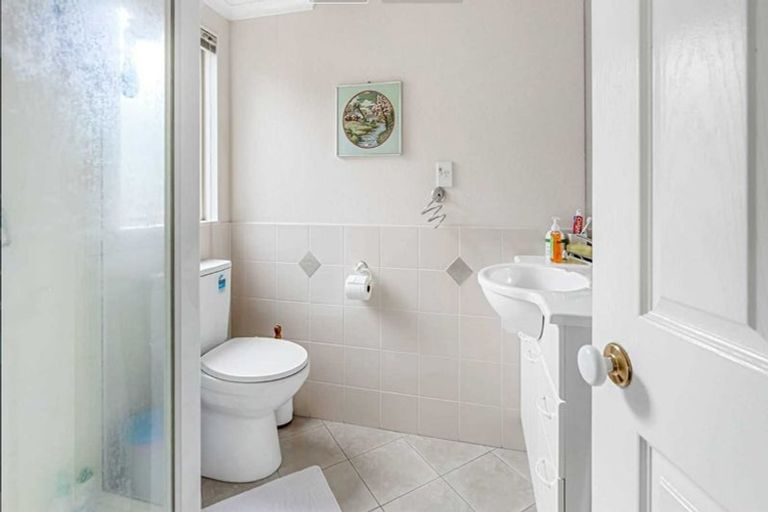 Photo of property in 8 Landvale Court, Browns Bay, Auckland, 0630