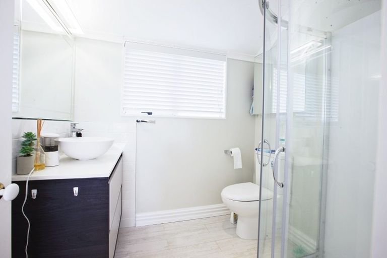 Photo of property in 2 Taroka Close, Pinehill, Auckland, 0632