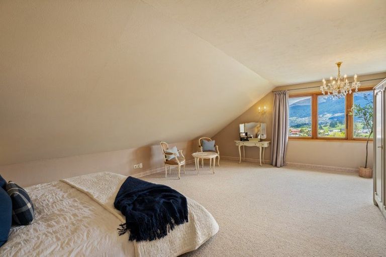 Photo of property in 9 Cypress Court, Kelvin Heights, Queenstown, 9300