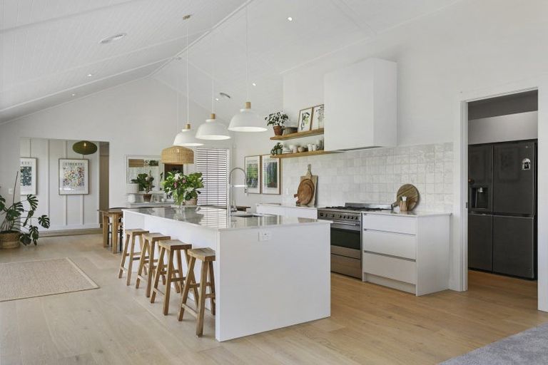 Photo of property in 5 Lens Way, Acacia Bay, Taupo, 3385