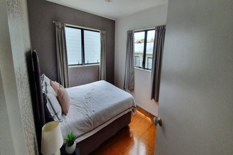 Photo of property in 2/22 Lambrown Drive, Totara Vale, Auckland, 0629