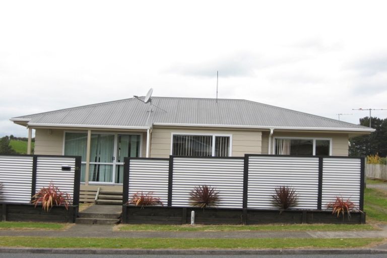 Photo of property in 1/58 Riversdale Drive, Merrilands, New Plymouth, 4312
