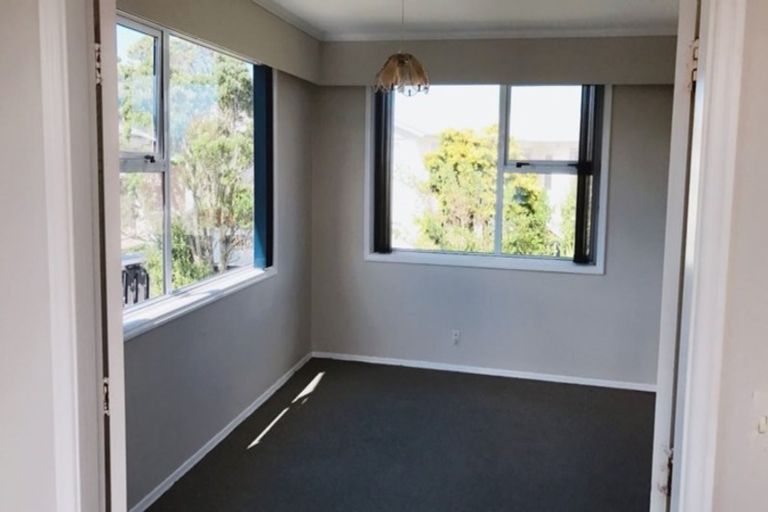 Photo of property in 8 Cheyne Walk, Newlands, Wellington, 6037