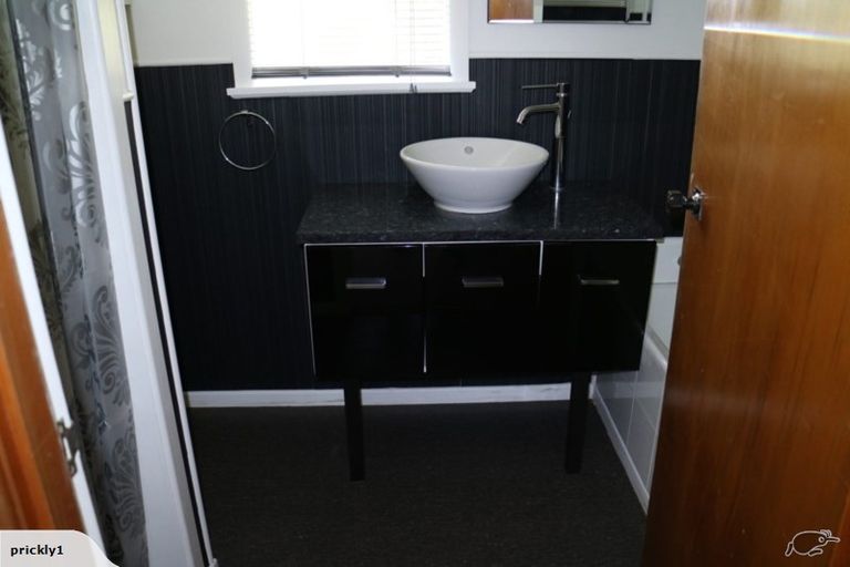 Photo of property in 2 Taupo Street, Green Bay, Auckland, 0604