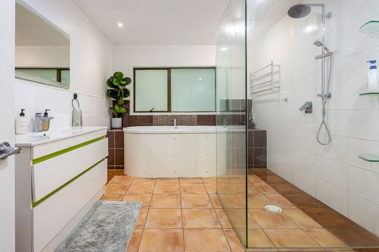 Photo of property in 719 Scenic Drive, Henderson Valley, Auckland, 0612